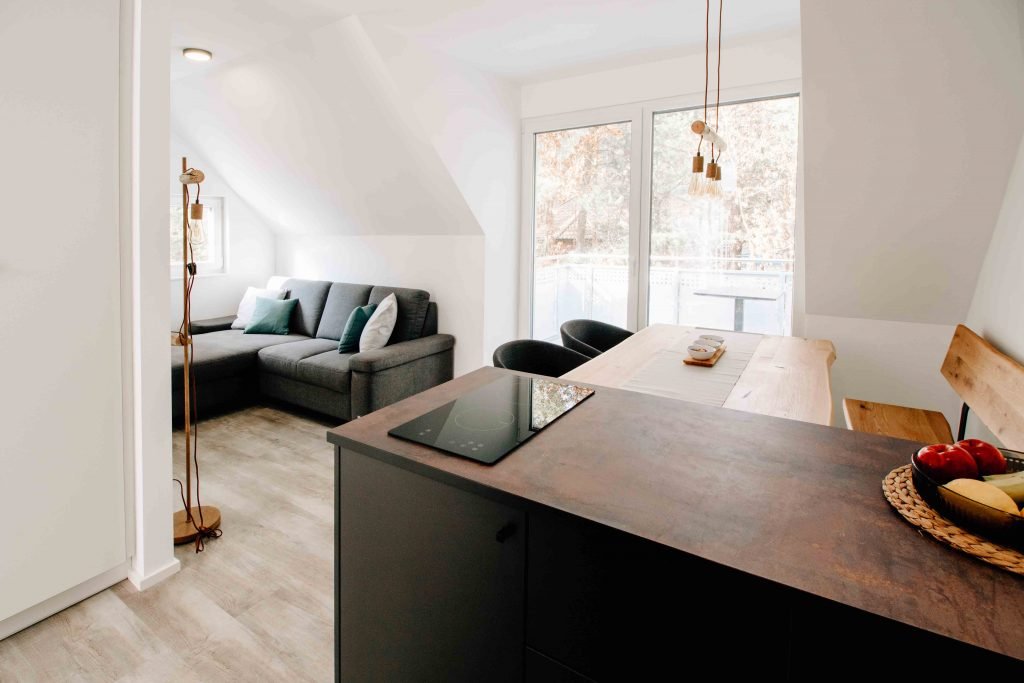 Küchenblock und Esstisch mit Wohnzimmer und Sofa