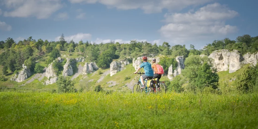 Zwei Radfahrer fahren durch das Altmühltal