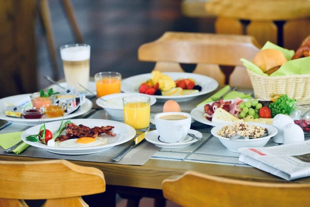 Frühstücksauswahl mit Getränken und Brot auf einem Tisch im Restaurant