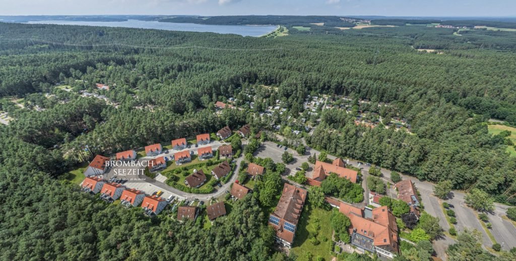 Vogelperspektive auf die BrombachSeeZeit, Hotel Sonnenhof sowie den Großen Brombachsee im Hintergrund