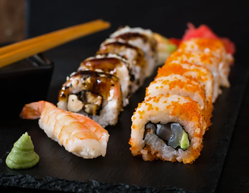 Sushi angerichtet auf einer Schieferplatte